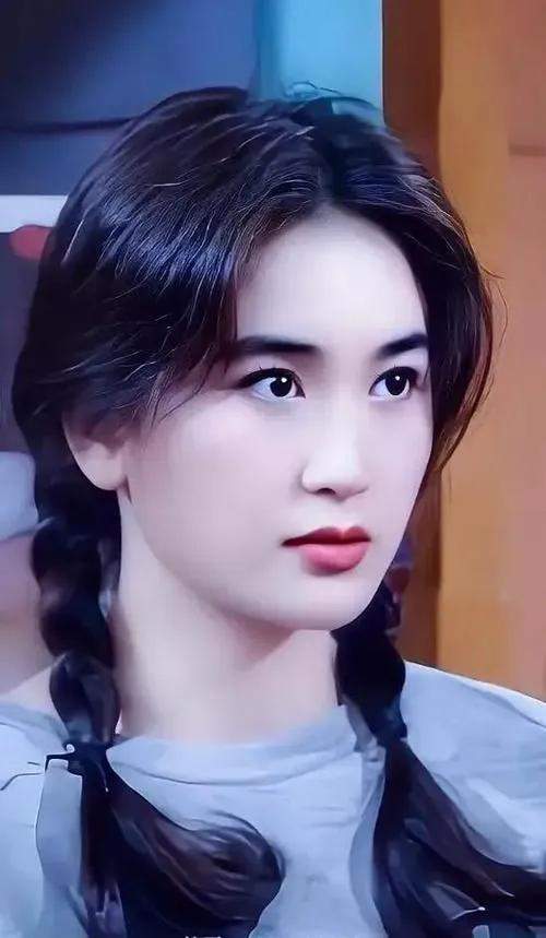 "性感女神"温碧霞:出身贫寒17岁一脱成名,用后半生治愈前半生