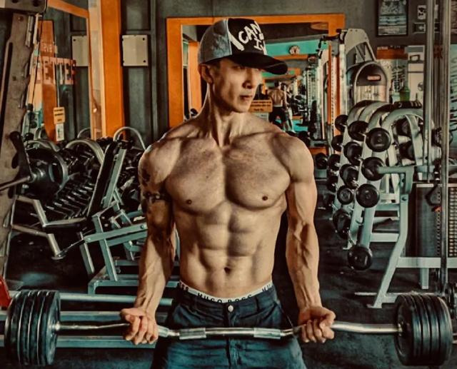 40岁吴尊晒健身肌肉照,男人羡慕的身材,女网友:找男朋友的标准