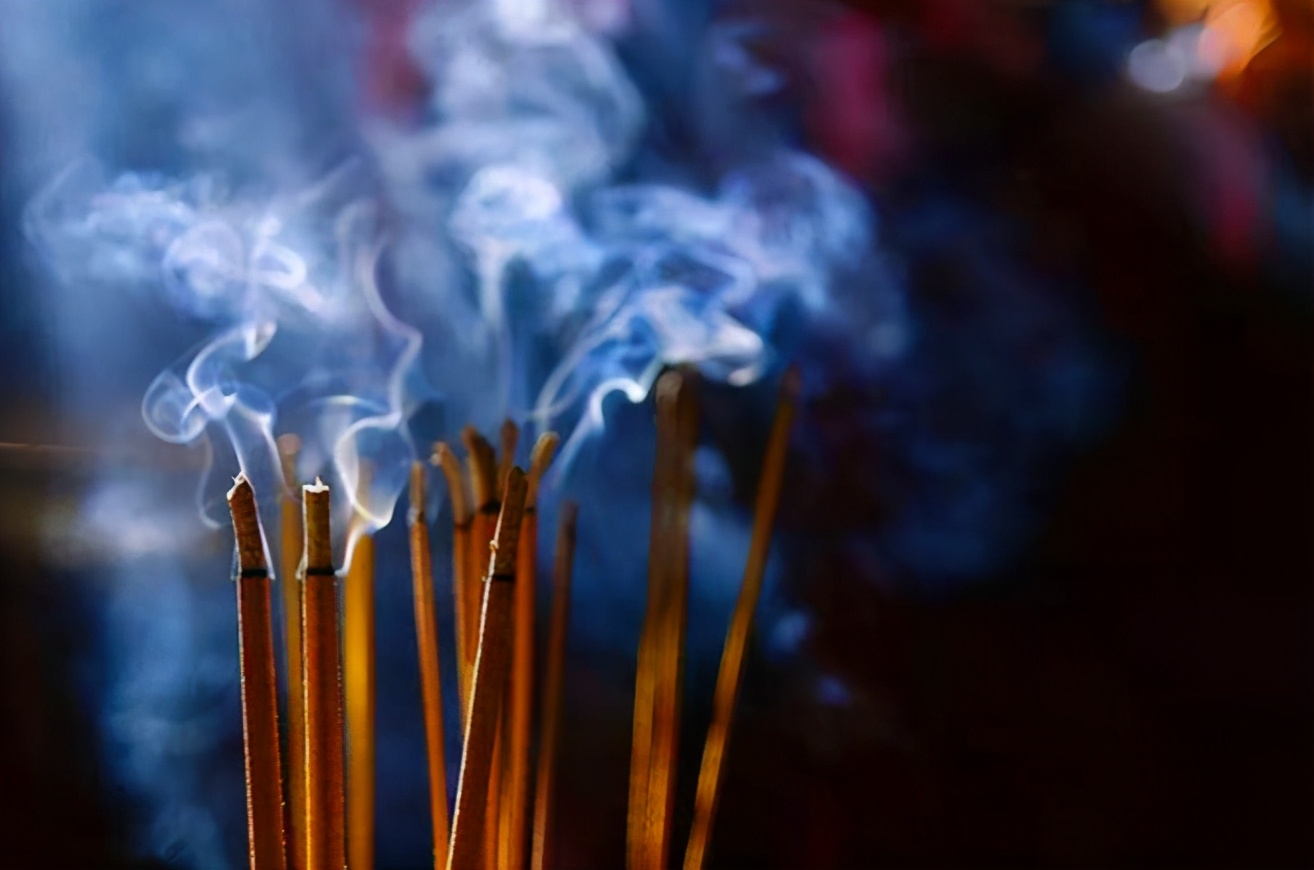 老话说"穷算命,富烧香",真的是这样吗?为何说后半句才是精髓