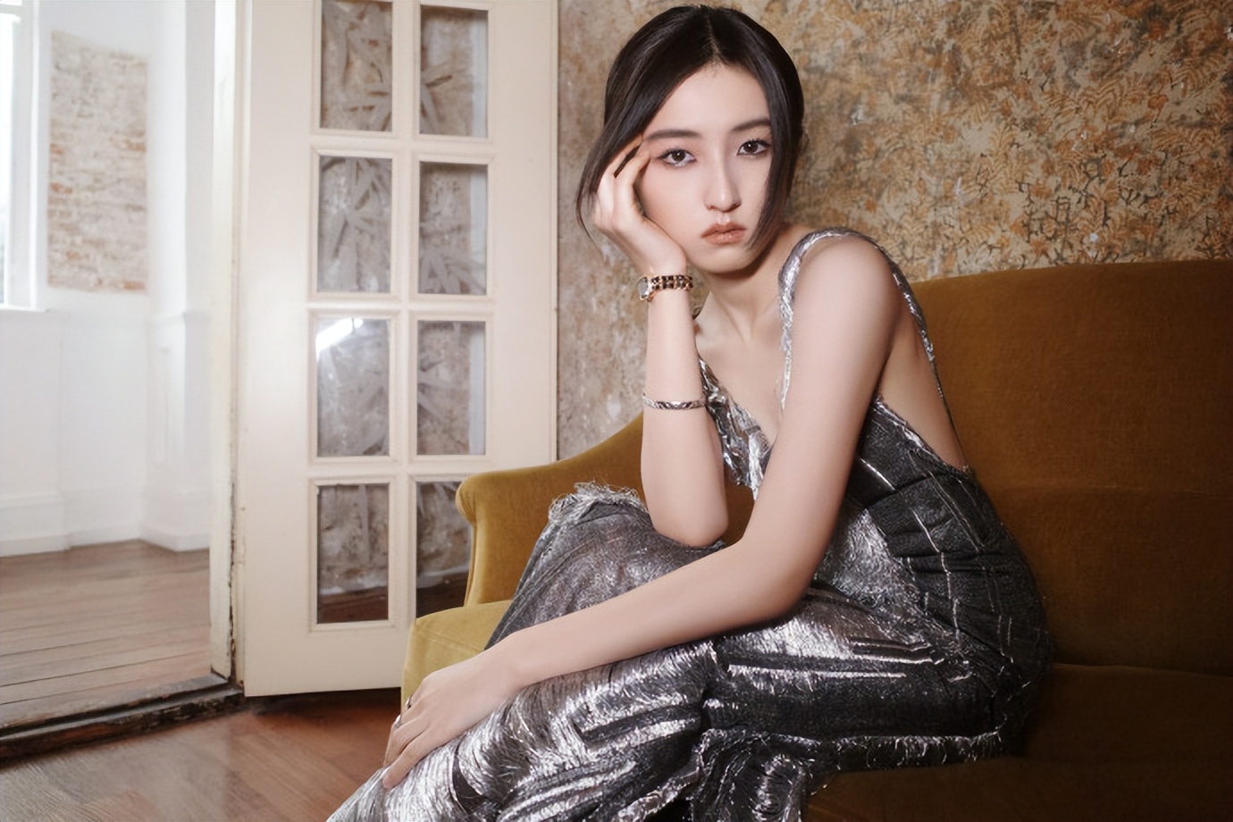 张子枫大胆突破!vogue盛典惊艳银灰烟熏妆,酷炫风格引爆眼球!