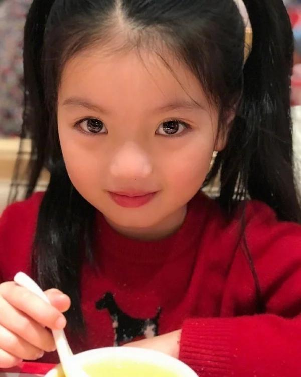 阿拉蕾"整容式"成长,看看长大后的照片,美出了天际!