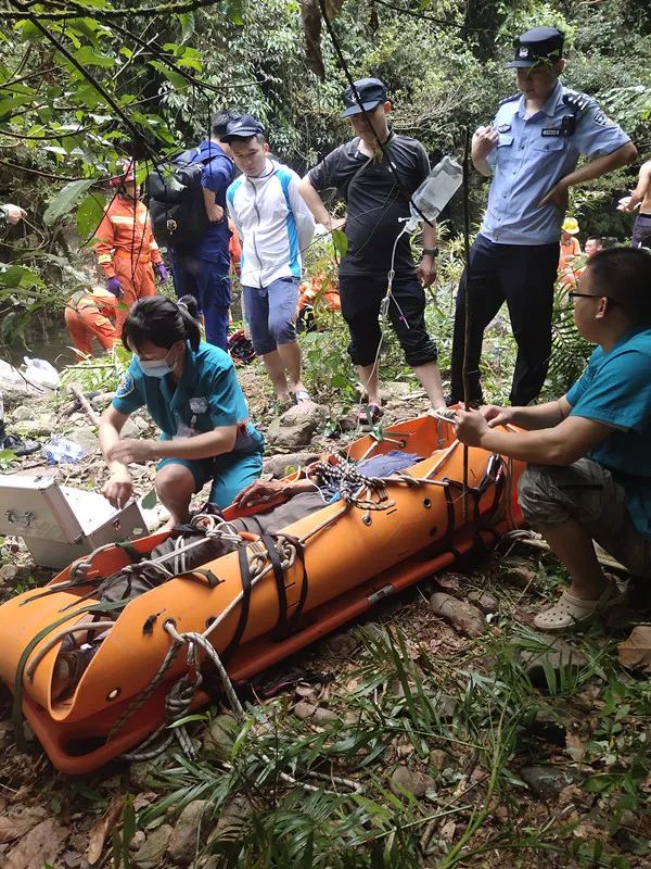 梧州一男子深山采灵芝失联,救援队徒步7公里成功救援