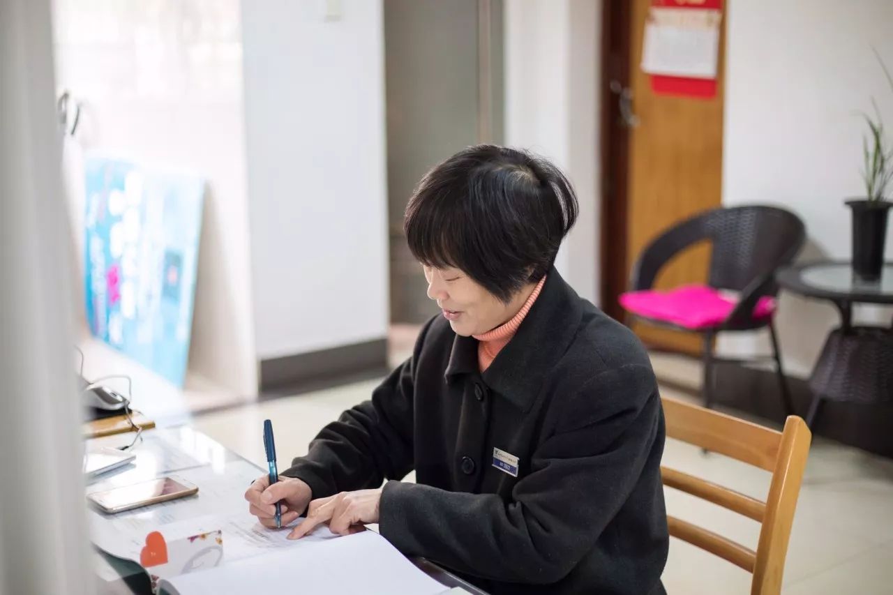 酒店退休阿姨提醒:尽量不要住情侣酒店,看见这种东西就退房报警