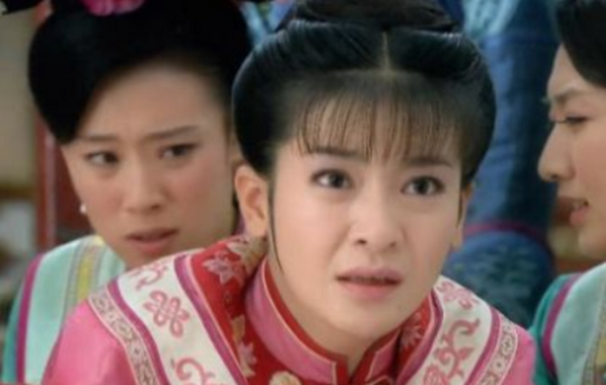 同是小燕子当众挨板子,新旧版《还珠格格》小燕子表现截然不同!