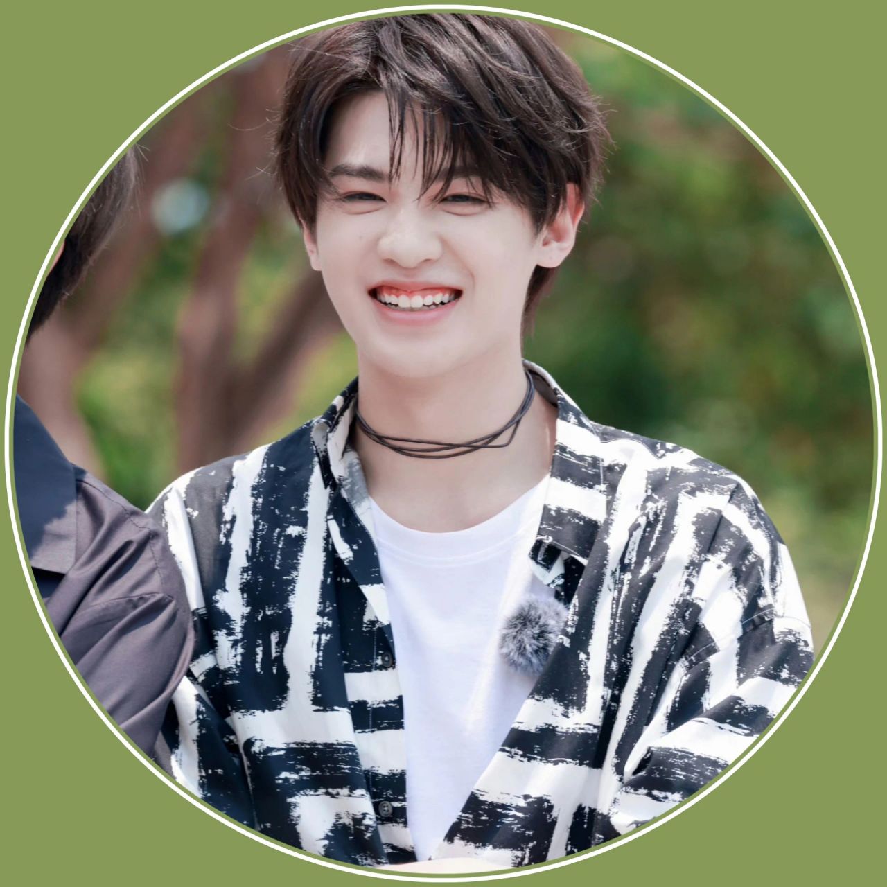 甜妹会喜欢的黄明昊圆框头像