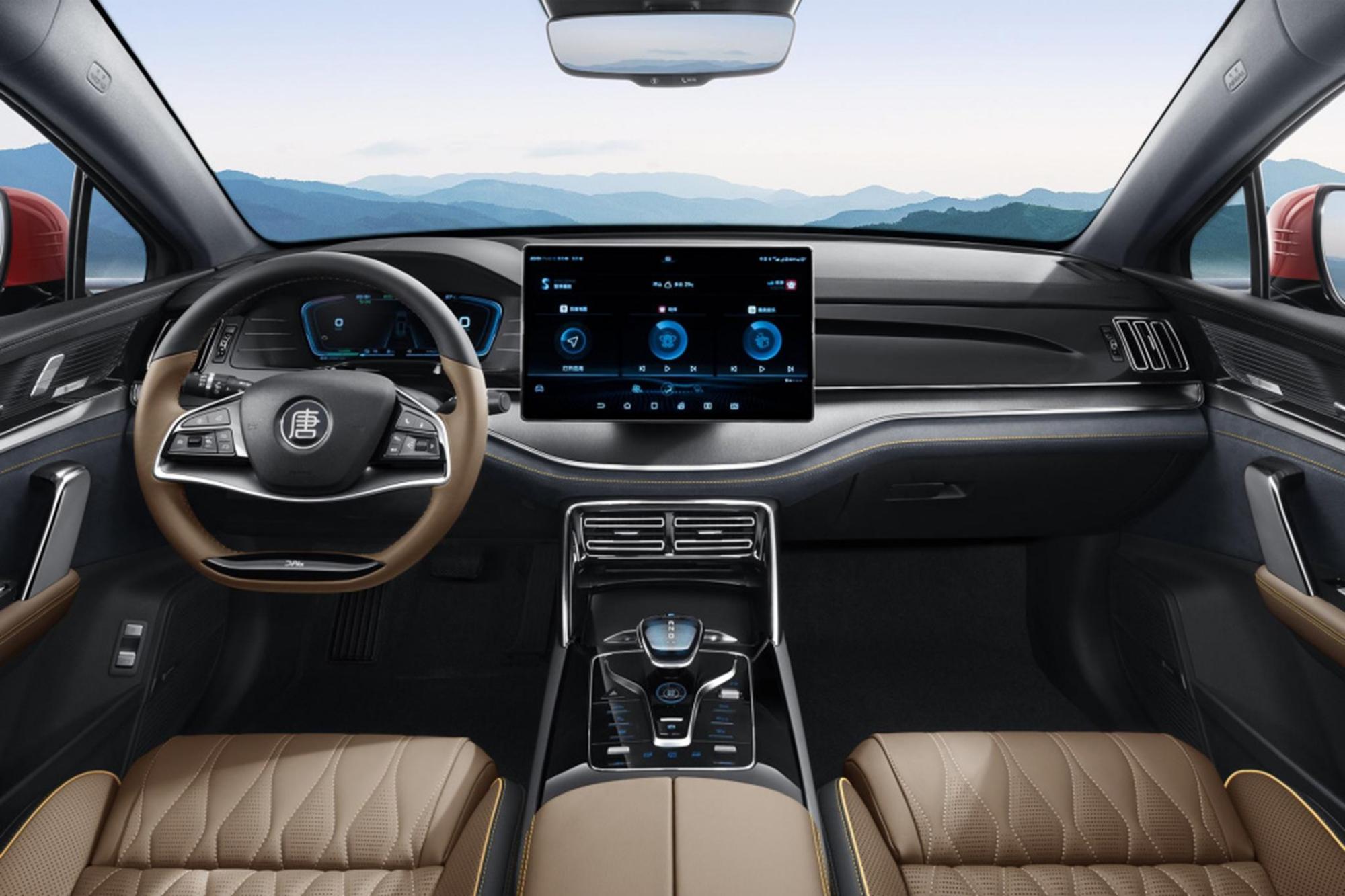 再来看看这辆车的内饰,毫无疑问,2021款唐dm的内饰豪华程度已经不是它