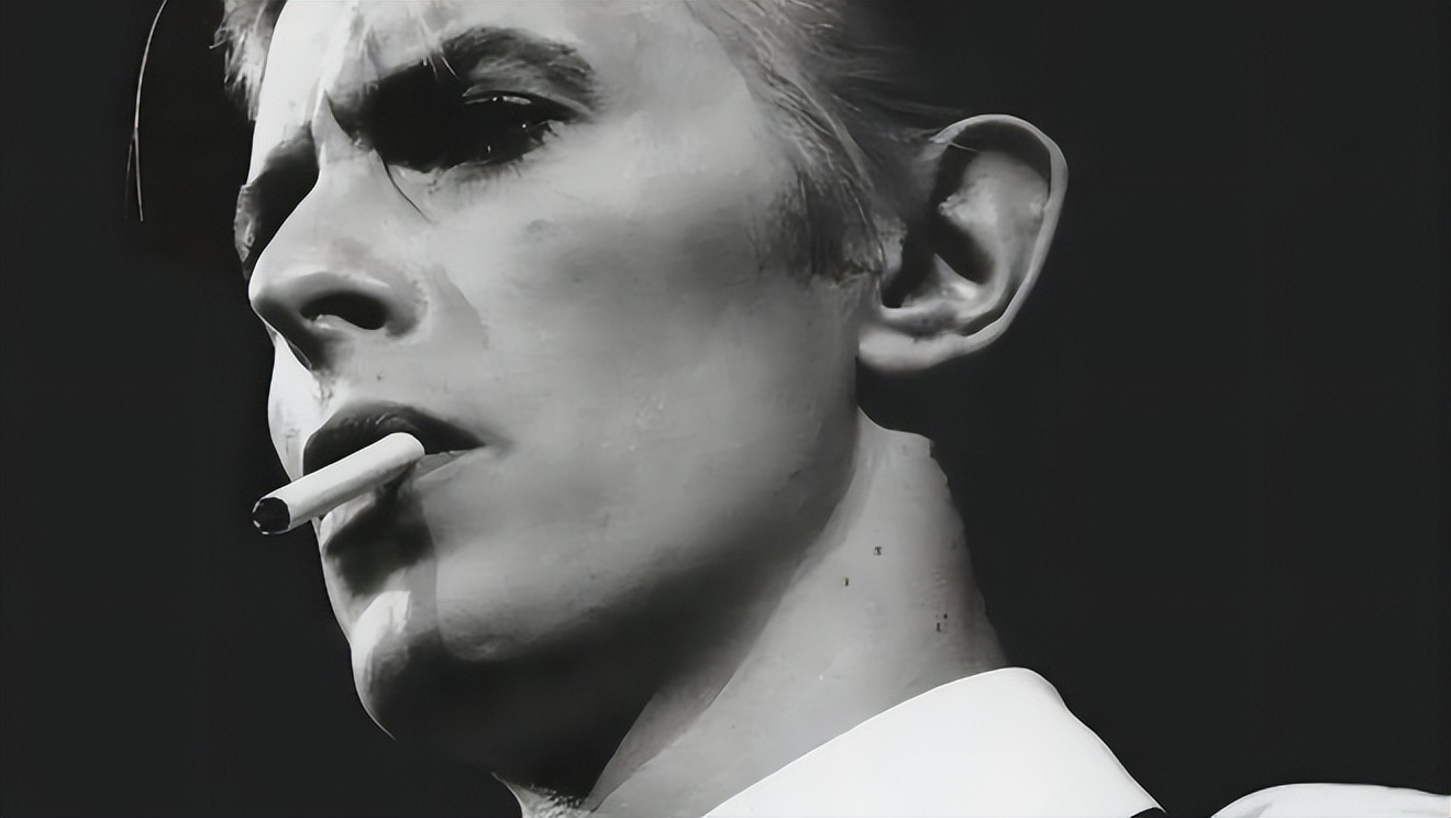 大卫鲍伊妖艳的摇滚巨星穿女装化浓妆和超模伊曼相爱24年