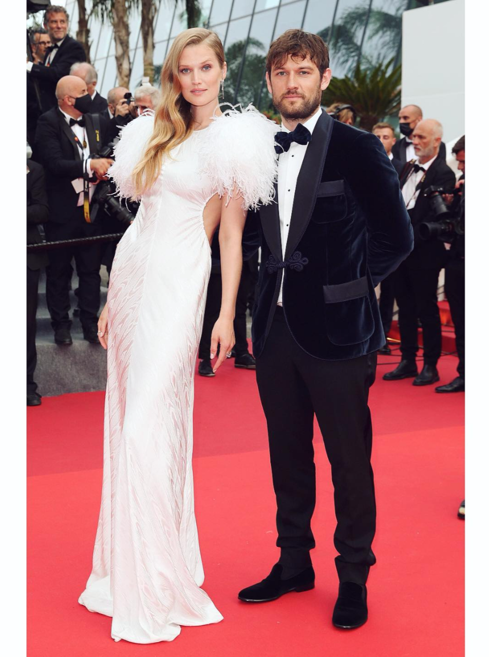 英国演员亚历克斯·帕蒂弗结婚了,妻子是维密超模