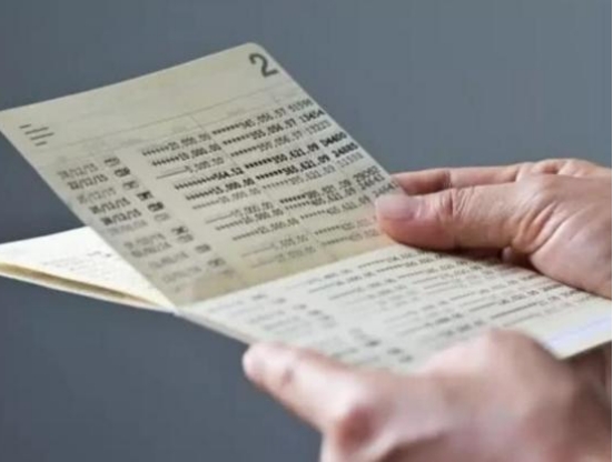 银行误将800元转成800万,储户收到后把钱用完,责任由谁来承担?