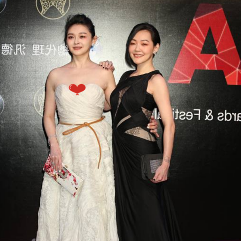 大s看似身材发福,穿"抹胸裙"却不怎么显胖,网友:气质上没赢