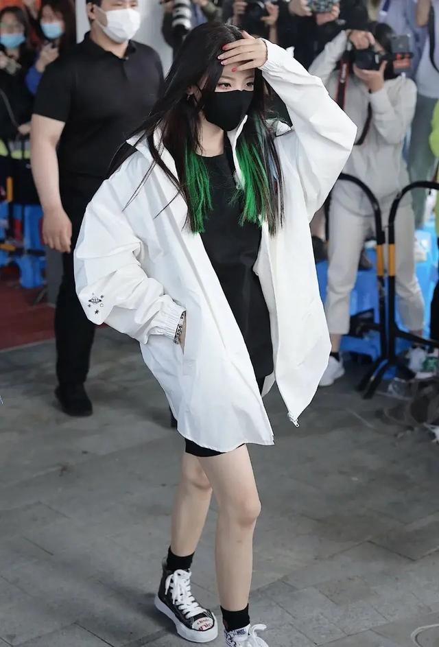 挂耳染真的不要太流行,好多女明星们都在染,与众不同又吸睛