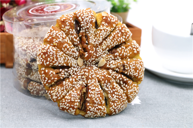 马蹄酥的历史可以追溯到清朝末年,当时人们为了仿制镇江同名糕点