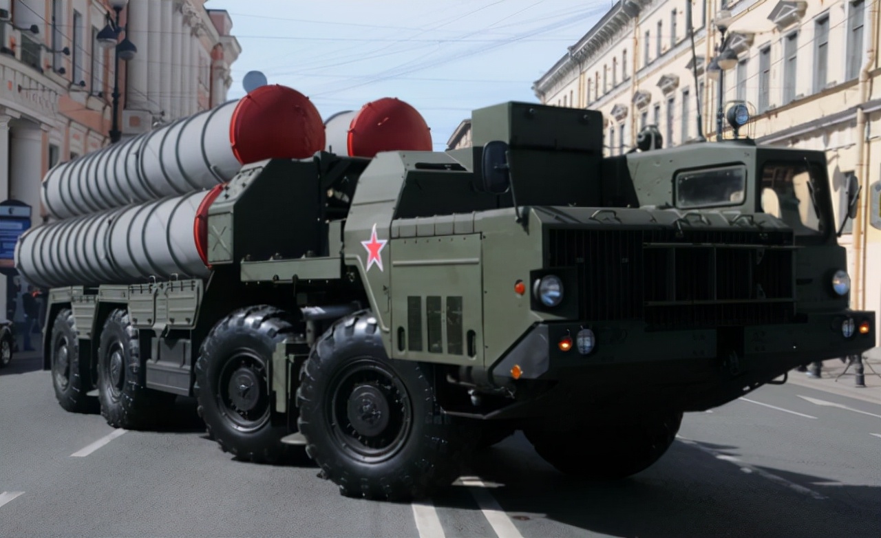 有意思!美国给乌克兰送了80吨弹药,俄罗斯反手给印度交付s-400