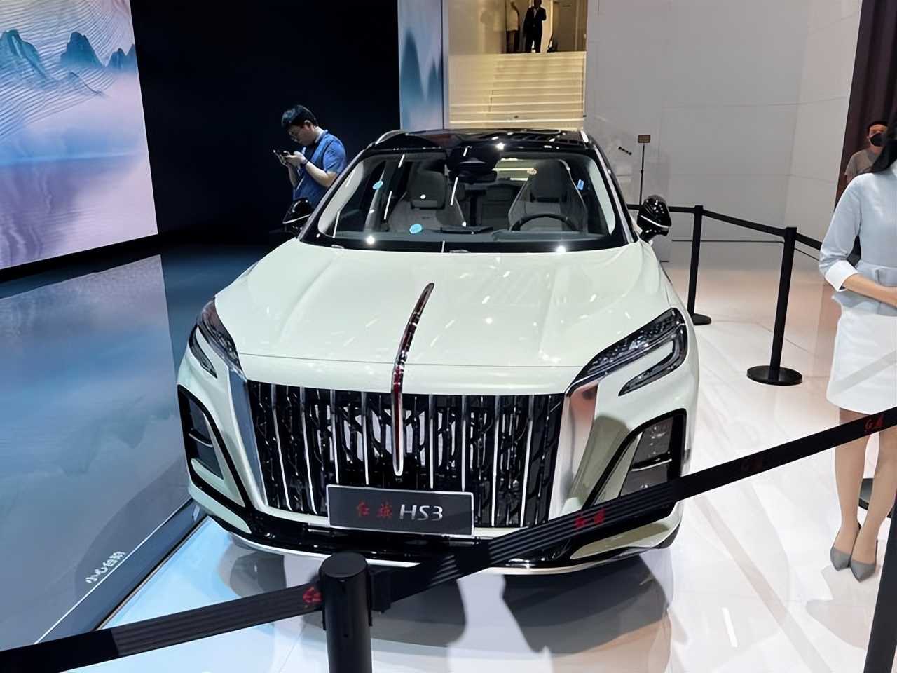 品牌领袖大放异彩——红旗hs3惊艳车展