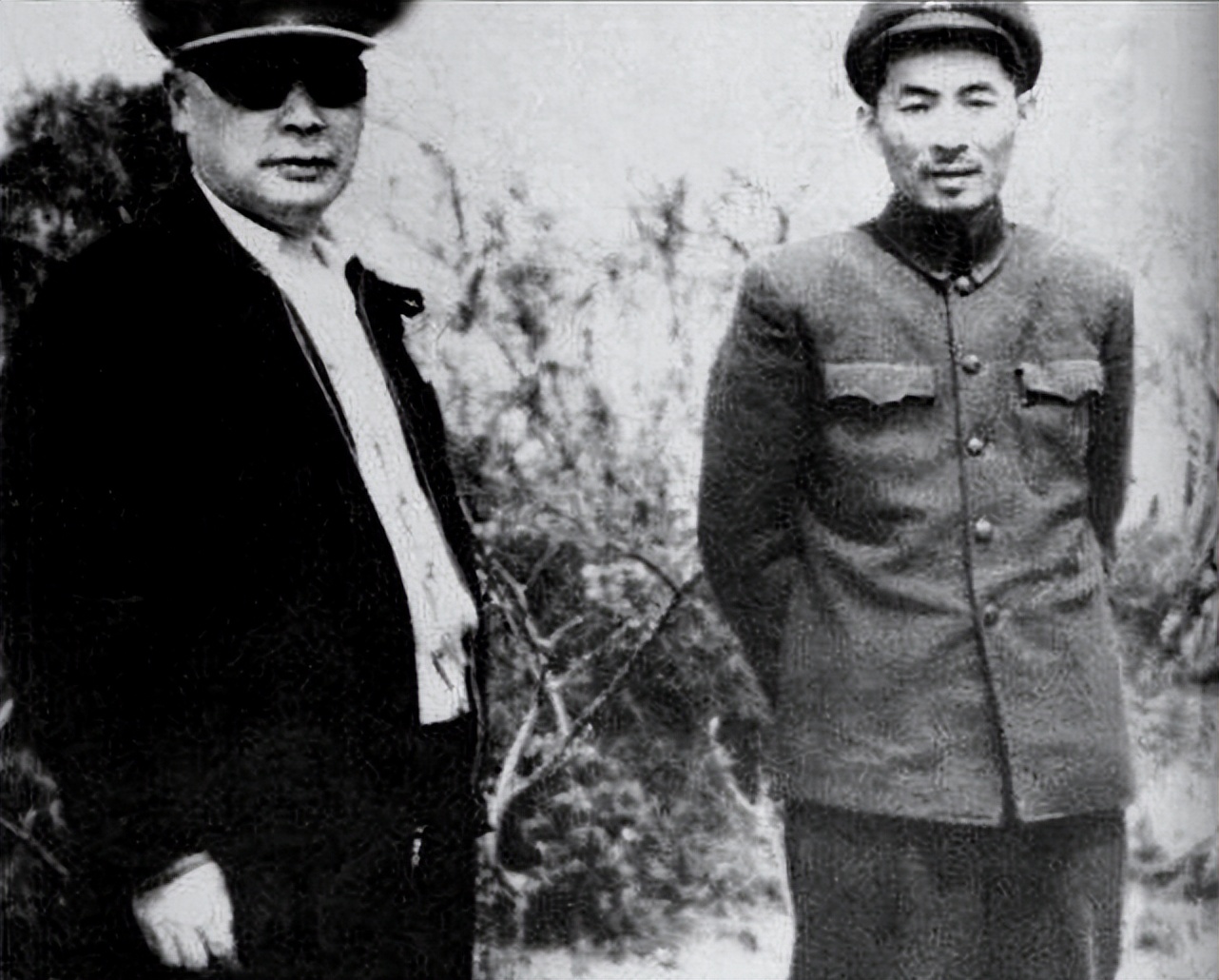 粟裕请叶飞吃饭,吃到一半时,粟裕把杯子一摔:绑起来