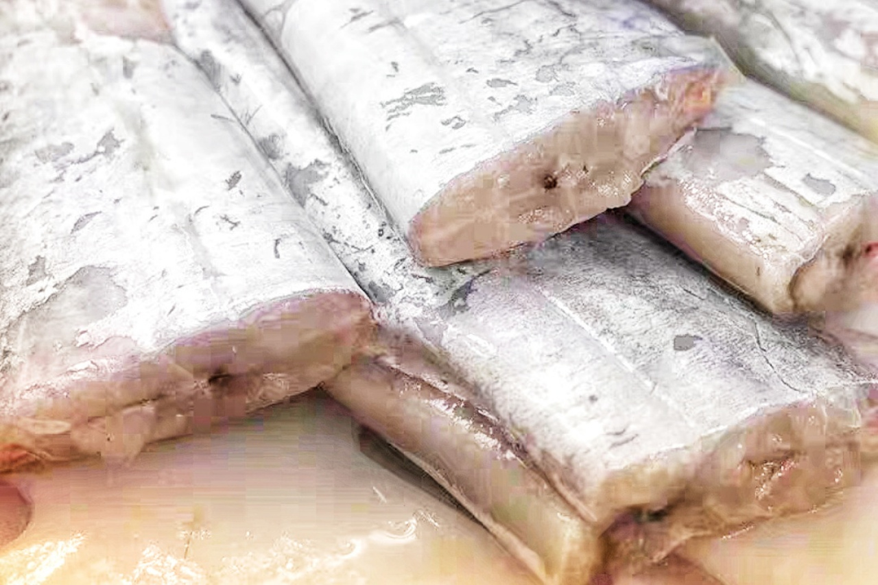 碰到4种带鱼,白给都不要,肉绵腥臭不新鲜,教你带鱼挑选方法