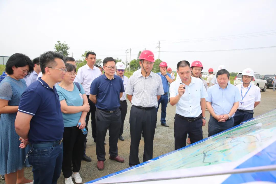 昌九城际铁路公司董事长,总经理徐利锋一行到高铁南昌东站调研