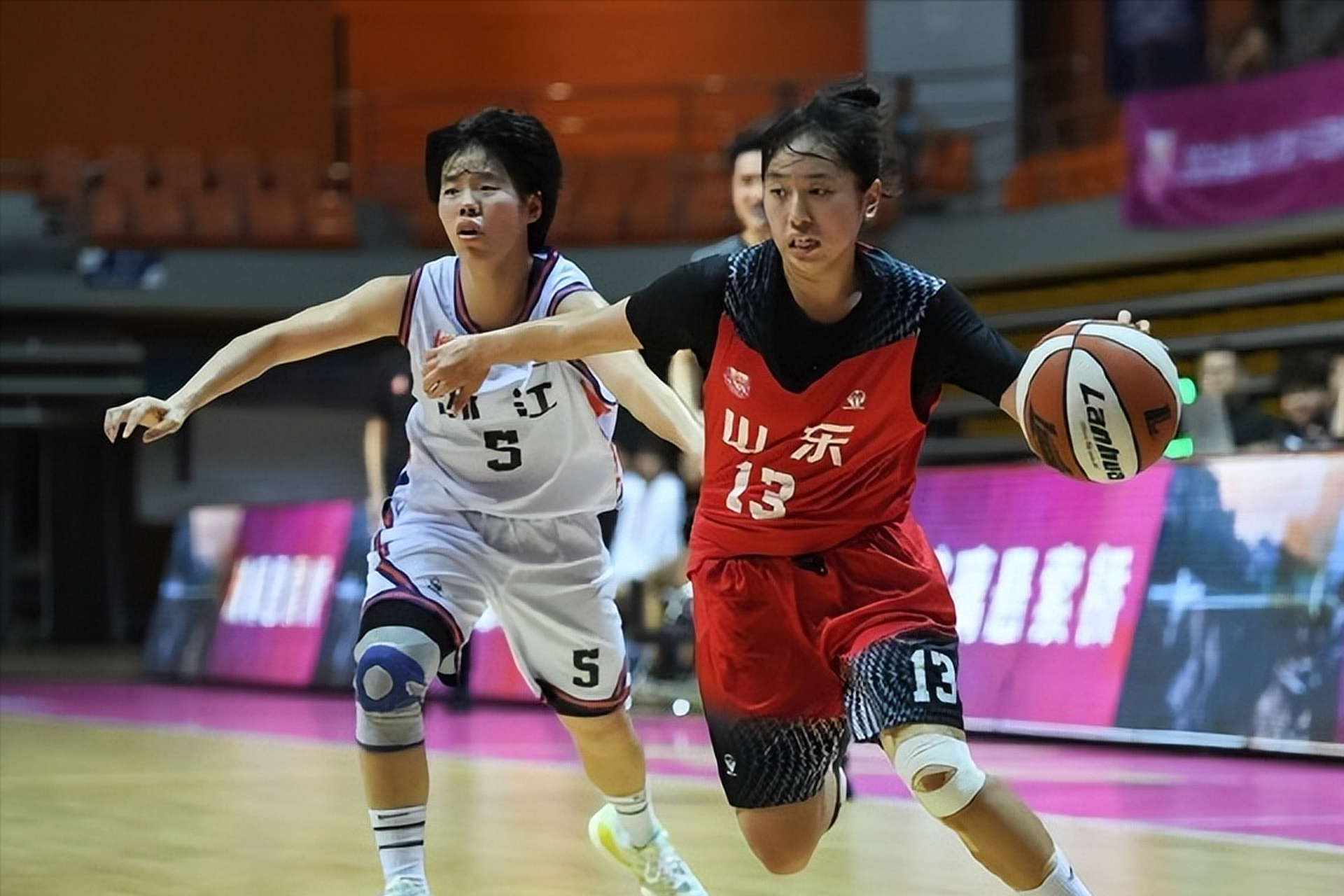 在女篮u17联赛总决赛中,山东队以33分的巨大优势击败了浙江队,然而