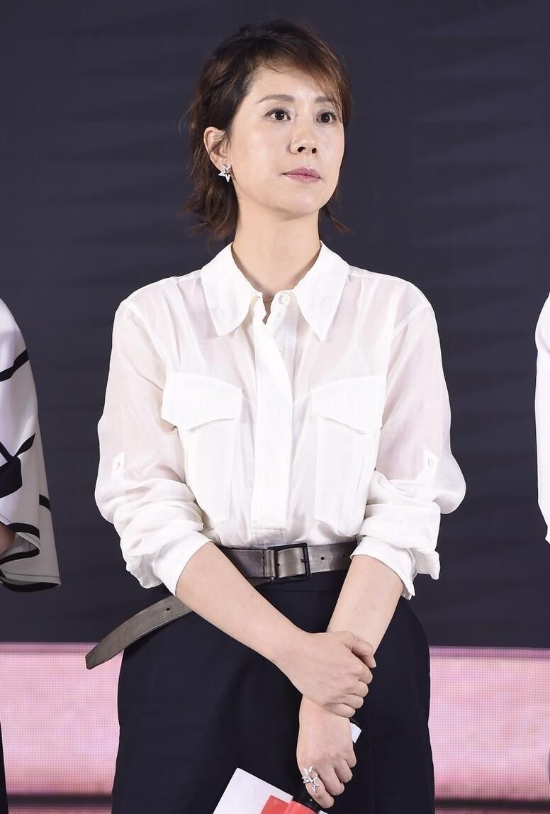 陶虹海清示范中年女性的气质穿搭,连衣裙优雅大方,套装知性干练