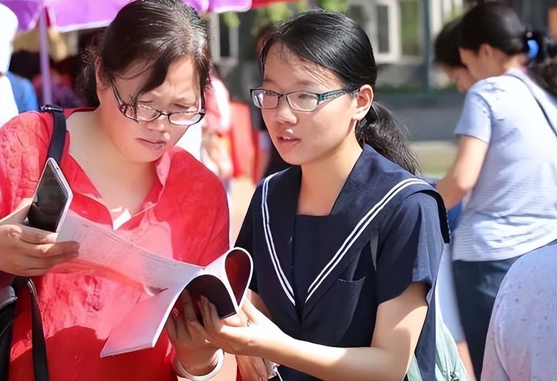 80后"李腾"走红,气质出众能力强,"毕业院校"更不一般