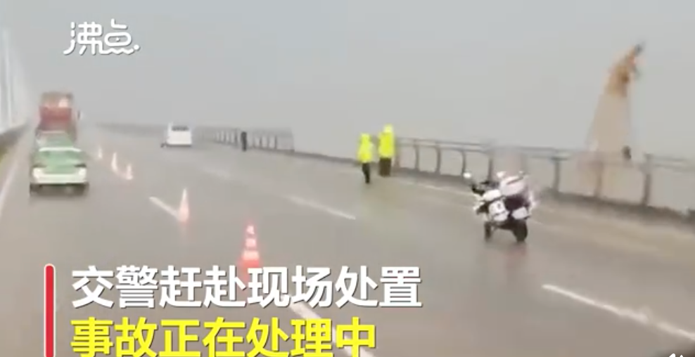 大巴侧翻|珠海大桥一货车侧翻坠海,救援工作正在进行中