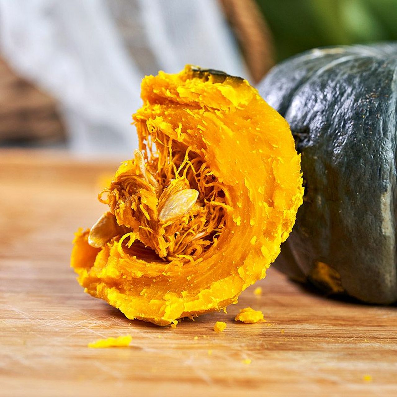 贝贝南瓜是一种小型南瓜,口感细腻,味道甜美,营养价值高,它含有丰富的