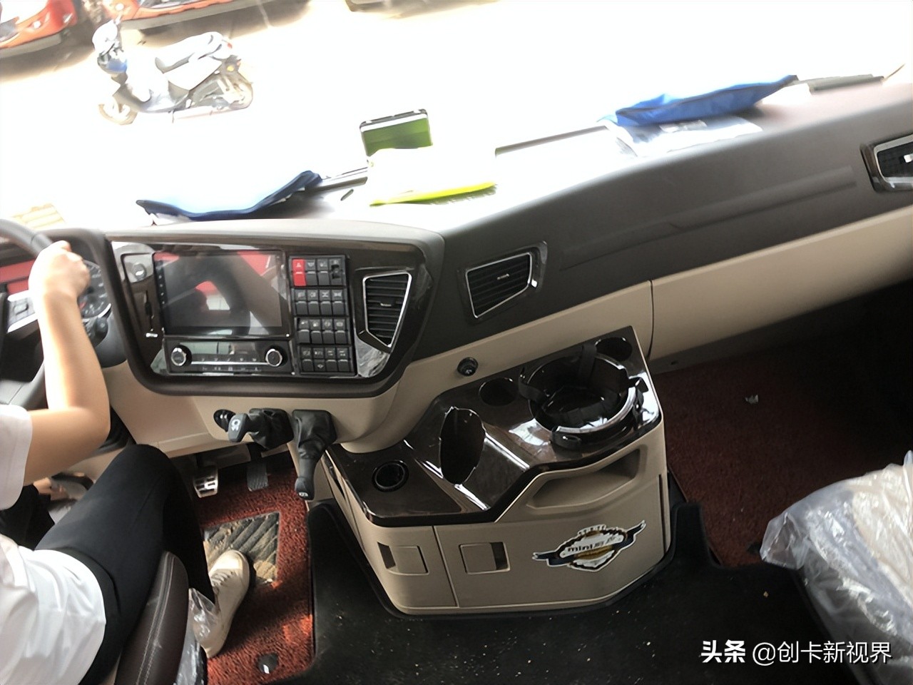 42万解放青汽jh6 生活舱 550马力 双层卧铺 衣柜 马桶 淋浴