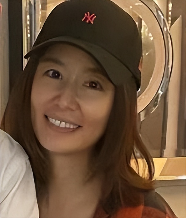 富士康老闆娘與富婆4姐妹合照,林心如皮膚暗黃,顏值略輸一籌