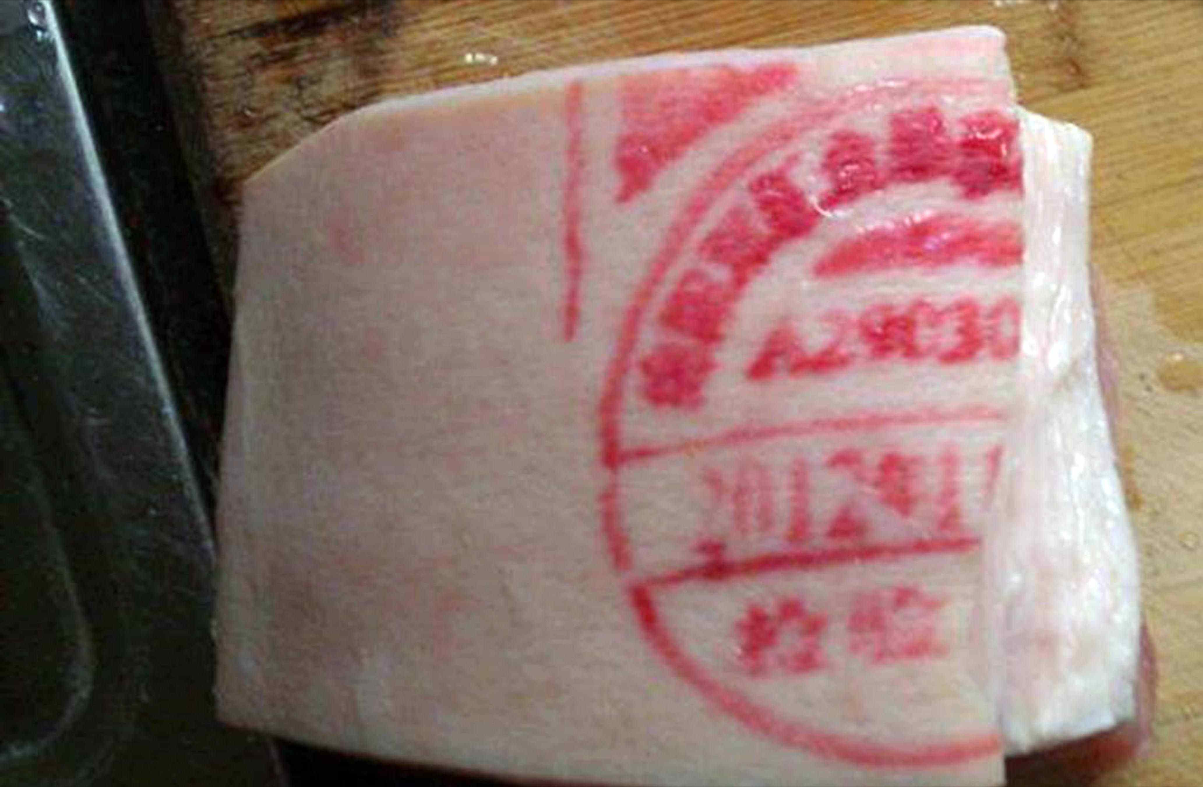 科普丨猪肉上的红章和蓝章是用来区分公母的?