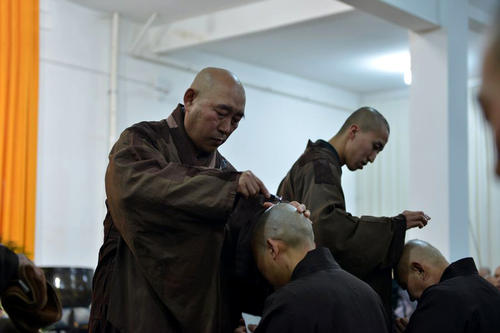 原是天之骄子前途无量,却突然削发为僧,11年过去他过得如何?