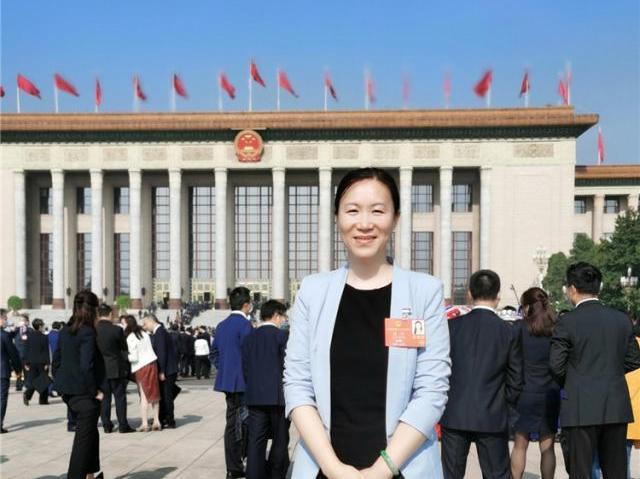 名将葛菲官至副局长事业成功,与老公恩爱儿子是运动员幸福美满