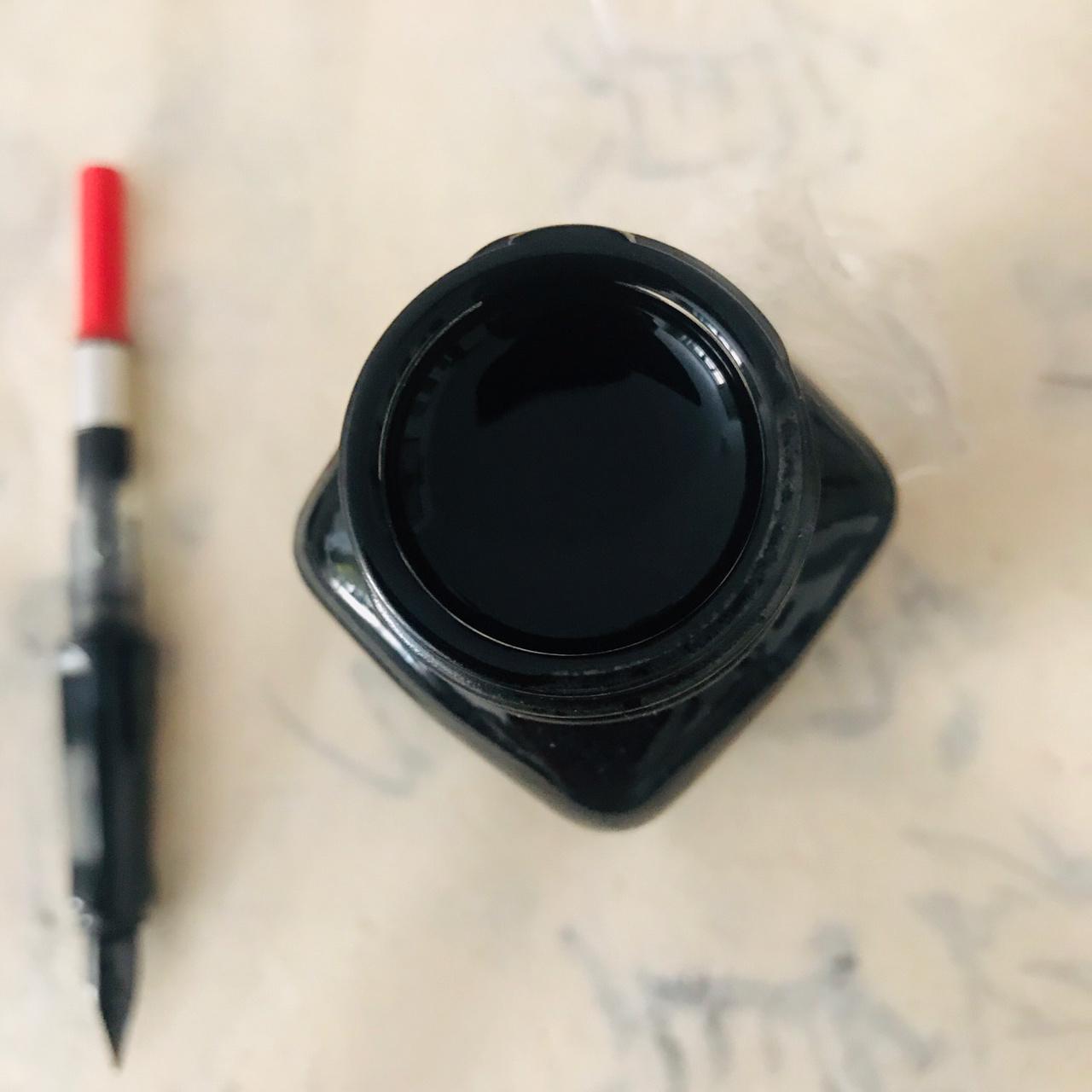 防水的鲶鱼墨水 终于购入了鲶鱼墨水,打开盖子有一股酸奶的味道,满满