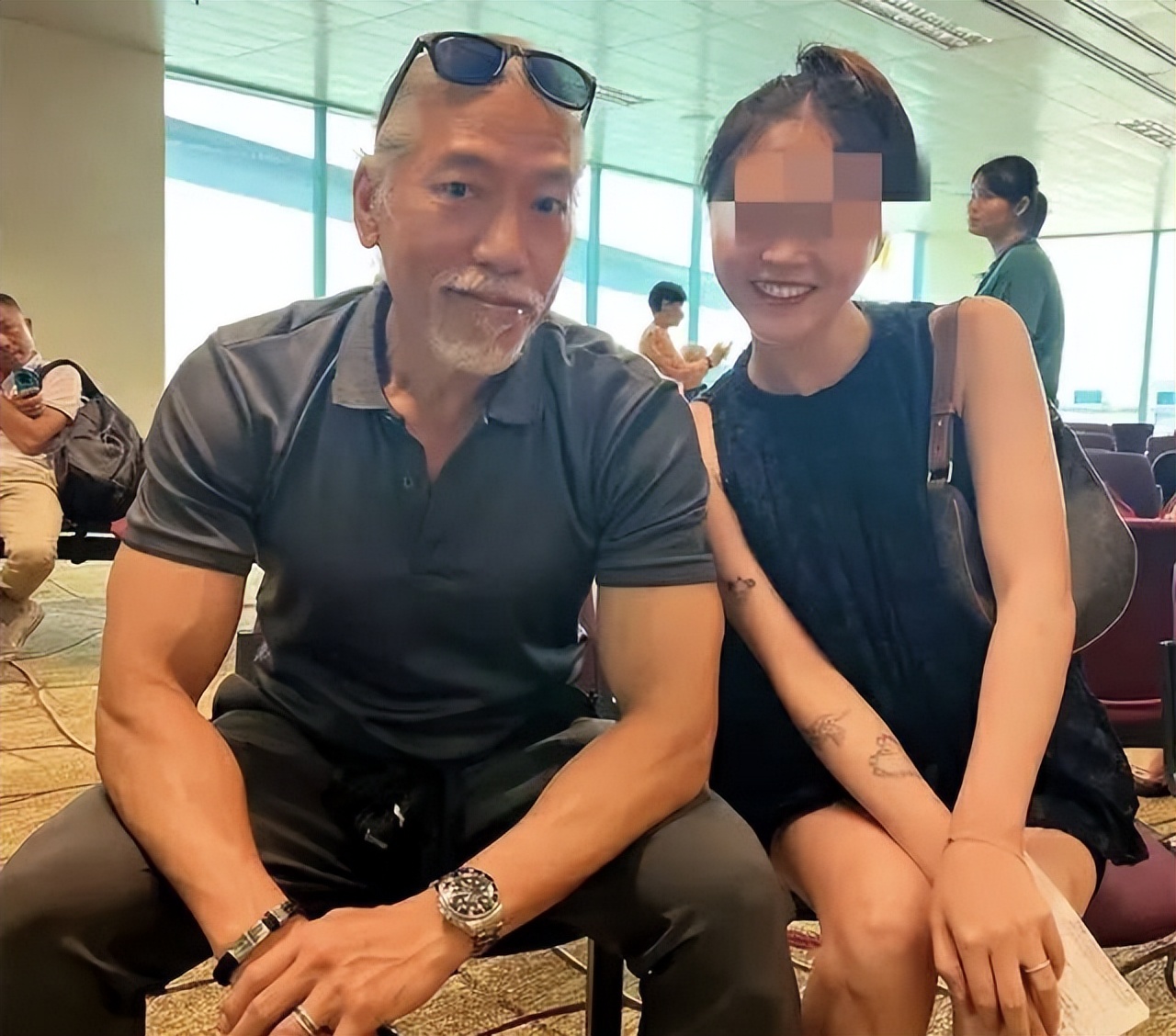 知名港星张耀扬近况曝光!与美女合照状态好,60岁仍有一身腱子肉