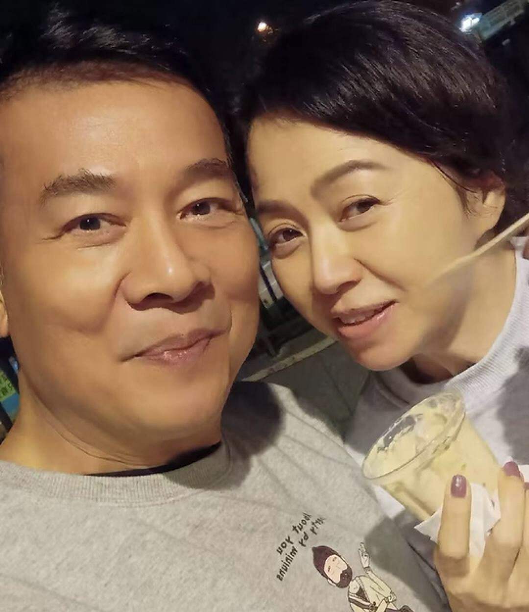 知名港星吴毅将现身酒吧登台!无预警向观众爆粗,曾出演风月片