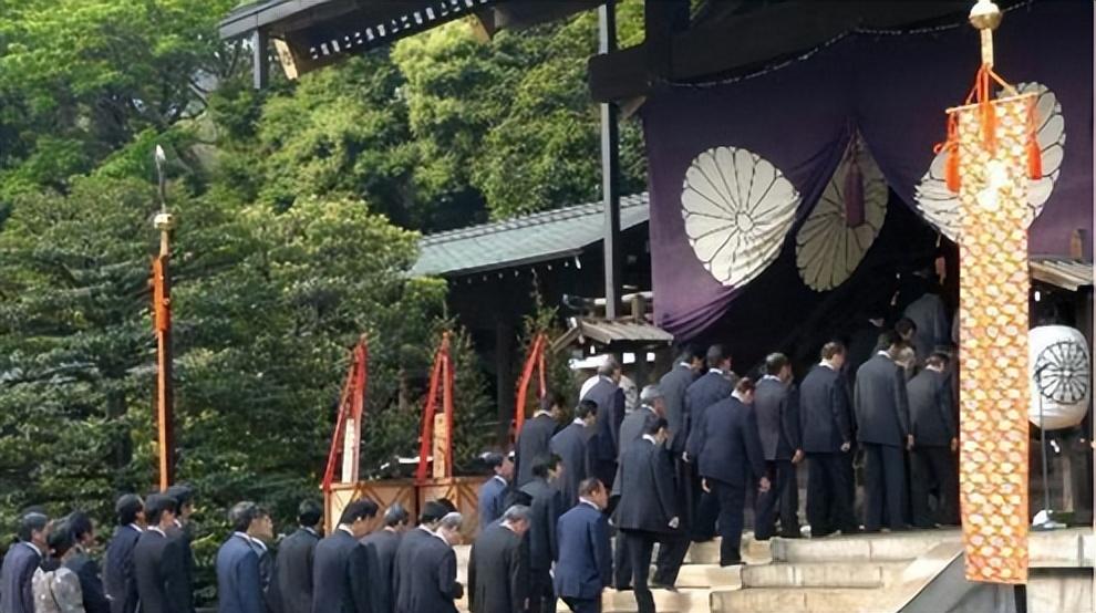 回顾火烧靖国神社的刘强回国后被单位开除妻子离婚