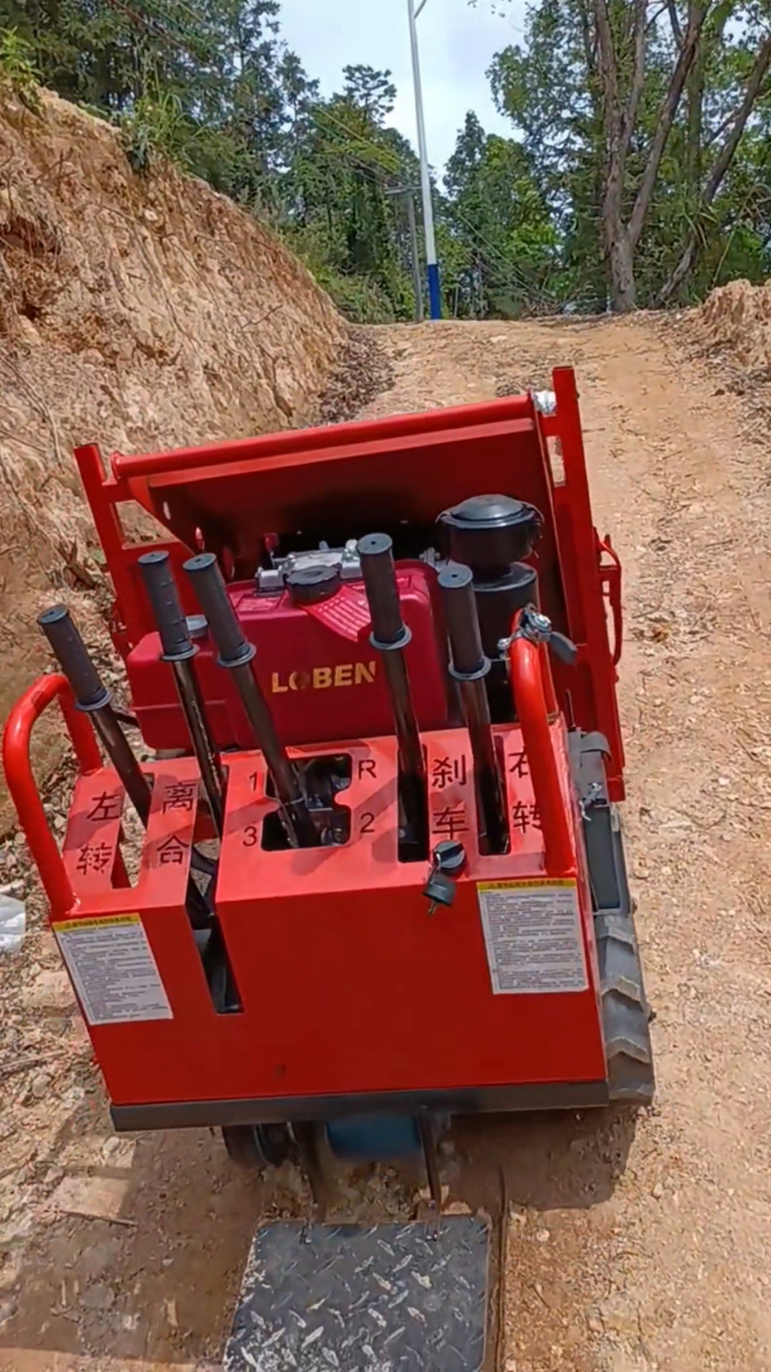 2吨履带运输车 2吨爬山王搬运车