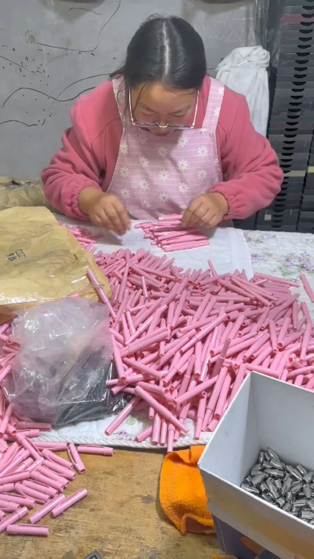 努力的人最有魅力了大量手工外发圆珠笔组装