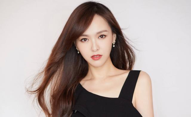 一看正脸是大美人,侧脸却一马平川,这7位女星美得很勉强