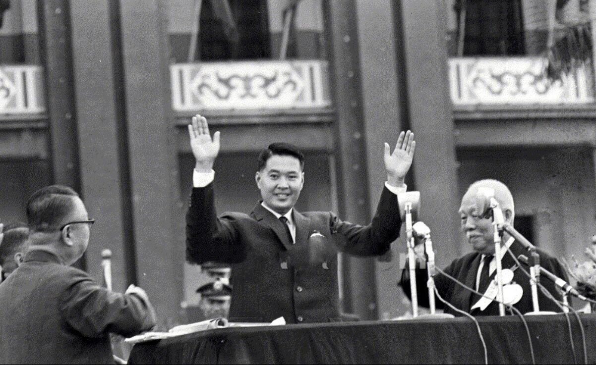 李显斌驾机叛逃台湾,获2000两黄金升少校,娶两任美妻被坑进监狱