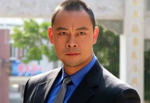 晋松娇妻李汶桐晒出近照,一家四口颜值高,15儿子身高引人注意