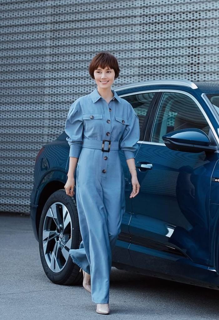 袁泉真是中年女人的穿衣模板:裙过膝,衣成套,过了40岁更耐看