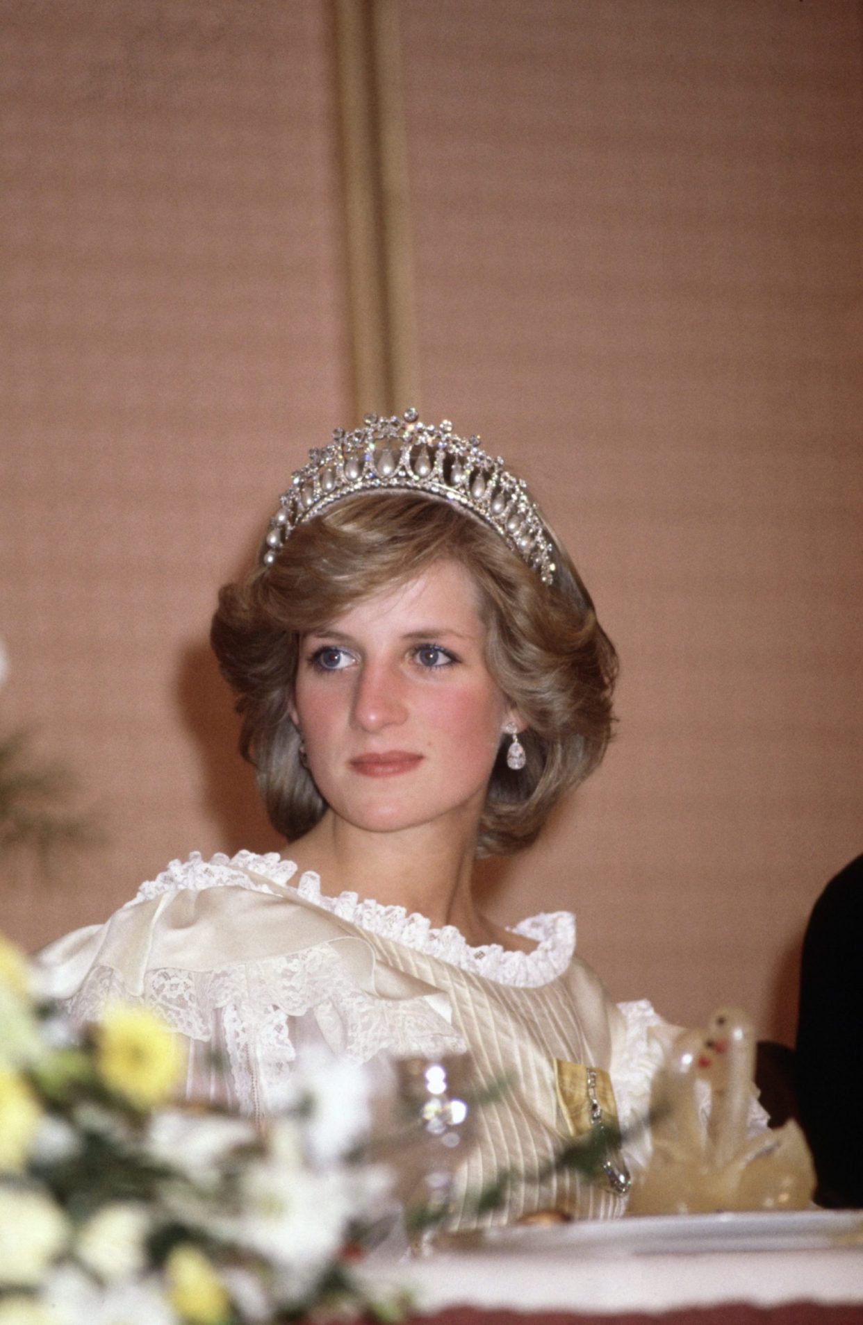 《the crown》公开新一季戴安娜剧照,像到第一眼不认错都难