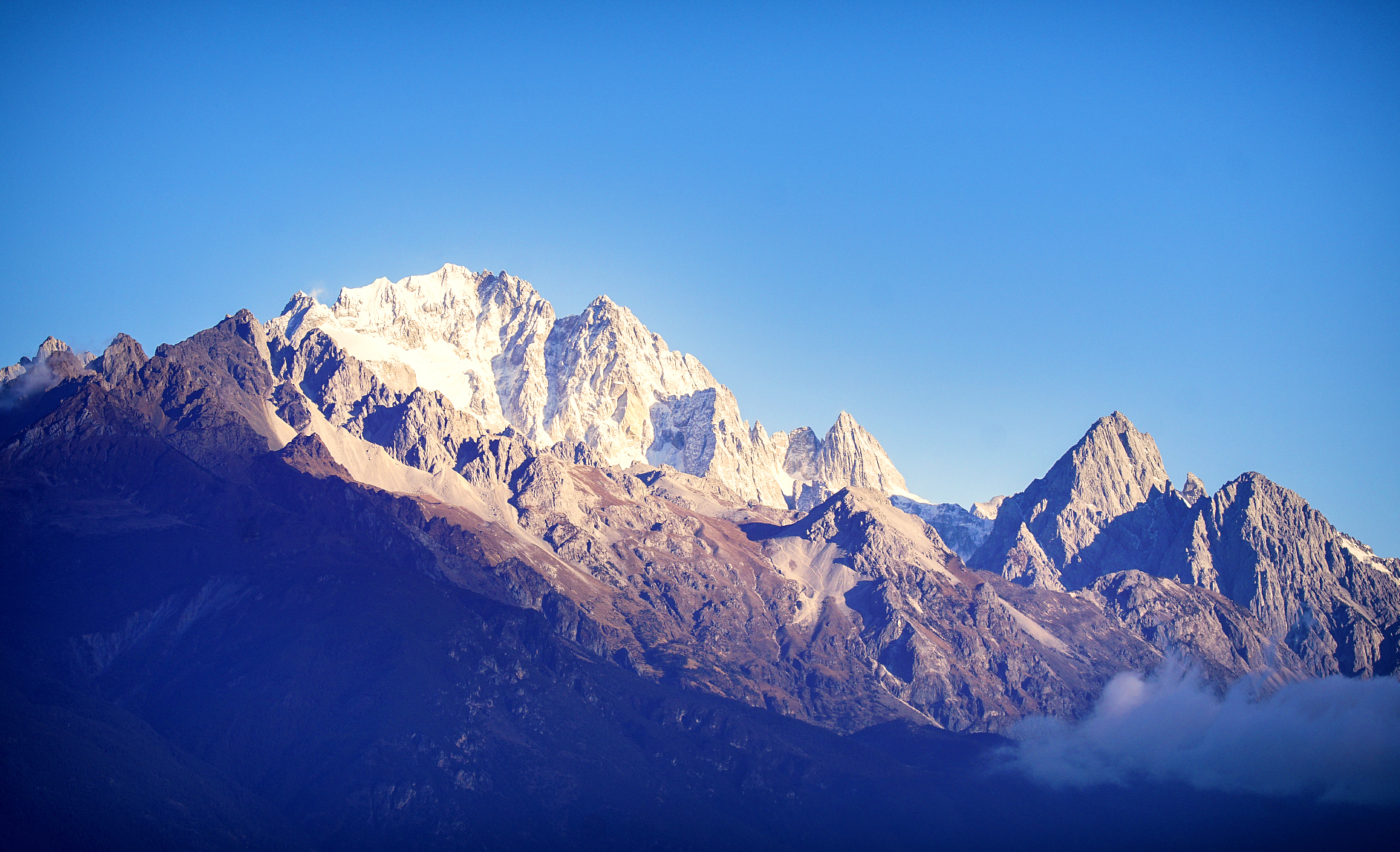 云南这一山脉,终年积雪,藏有无尽风光,被誉为南滇第一峰