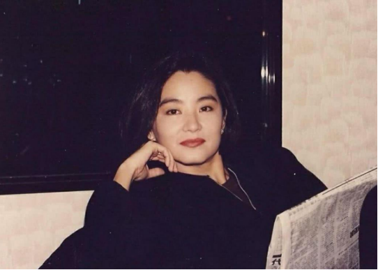 7:"青霞,现在真的是作家了"