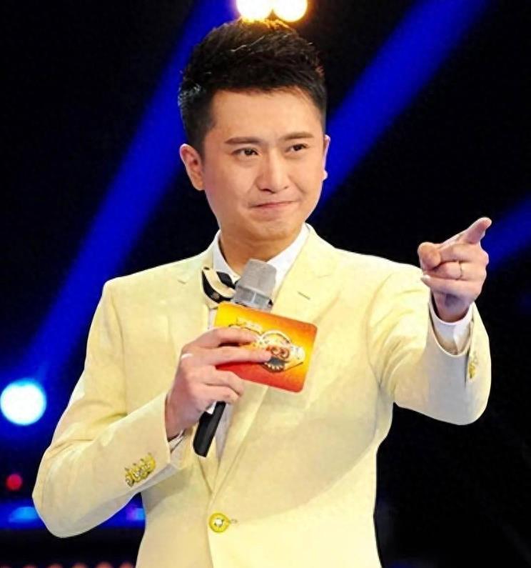 回到家乡电视台,杨帆首次担任了娱乐类节目主持人.