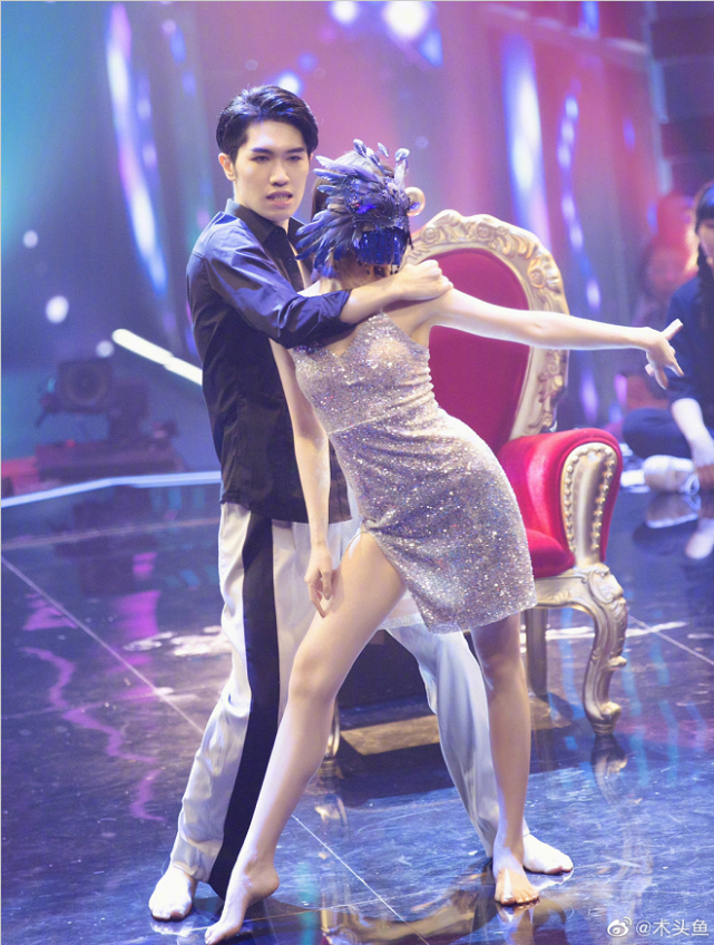 毛晓彤拍戏路透曝光,抽烟颓废氛围感十足,却不及她自带的慵懒感