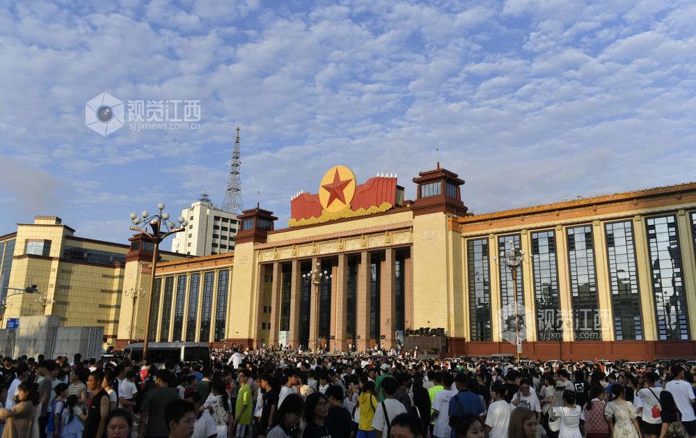 庆祝建军96周年 南昌八一广场举行升旗仪式