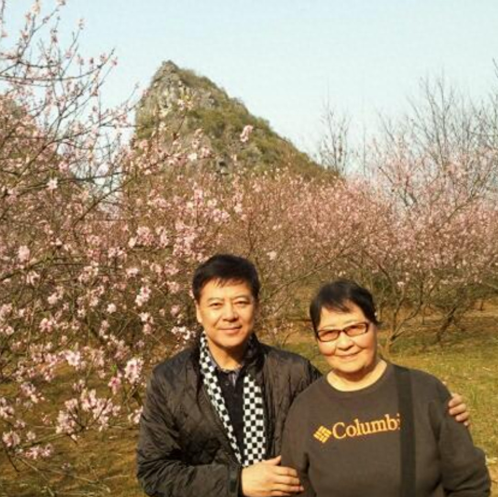 回顾颜世魁离婚后妹妹成植物人67岁单身无子嗣母亲不敢老去