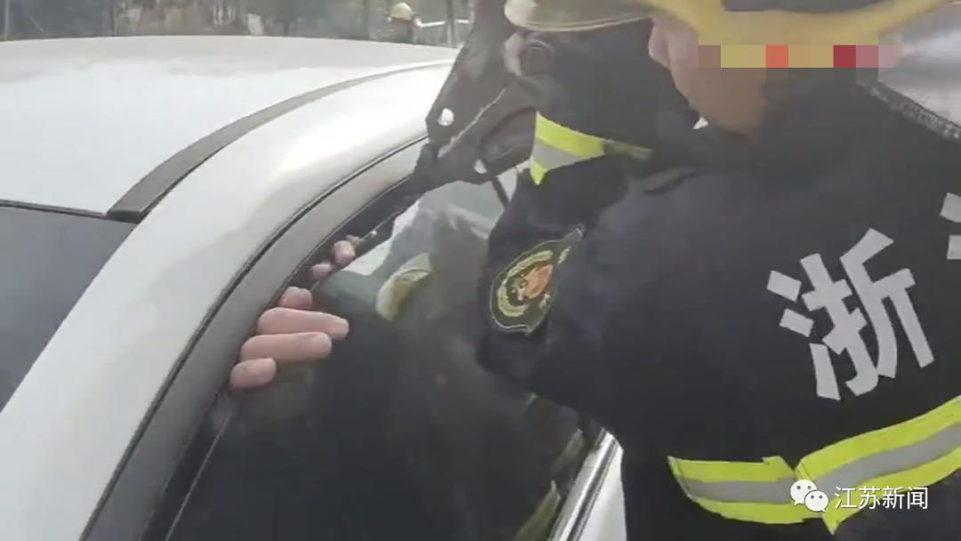 司机车窗抛物手指被卡,网友:窗户都看不下去了!