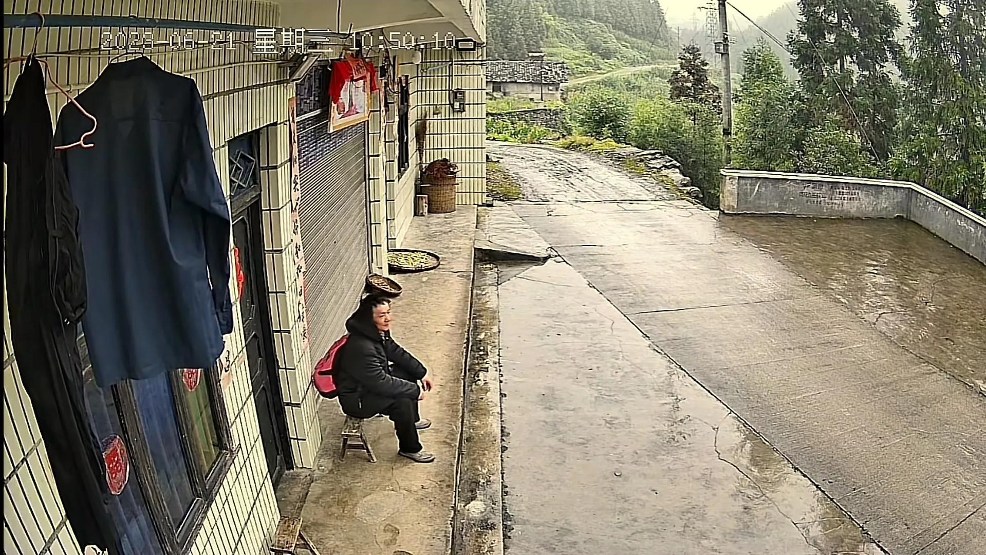 壞透了!男子到屋簷下躲雨,離開時將老人曬的菜踢到雨中